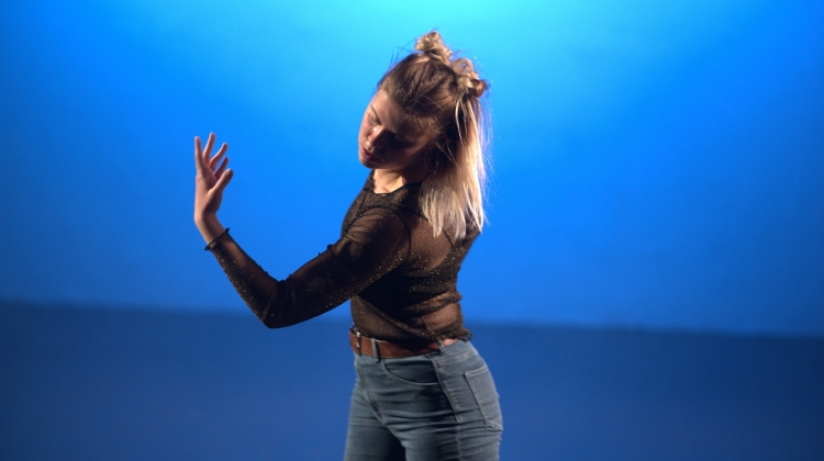 Online Dance Class By Reka Oberfrank: Sensing in Dancing