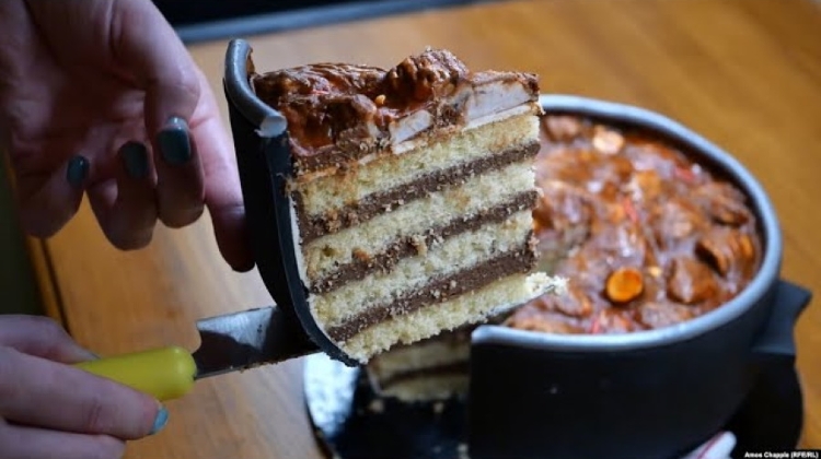 Watch: Budapest Baker Makes Cakes Look Like Goulash