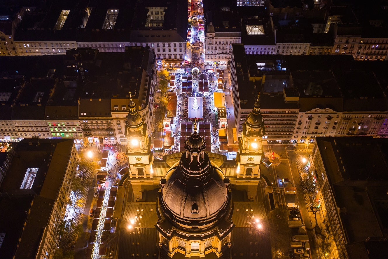 Watch: Christmas Fair @ St Stephen Basilica Budapest