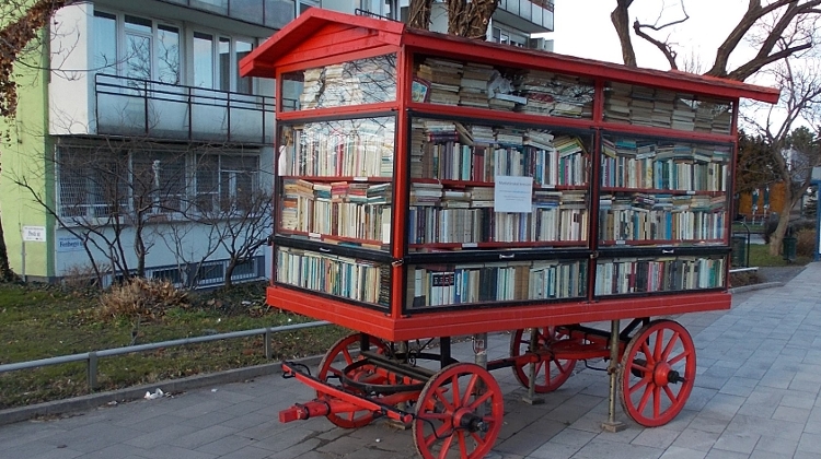 Watch: Hungary for Literature: the Street-Side Booksellers Booming in Budapest