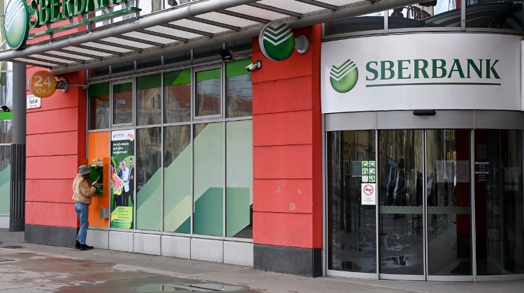 Around One in Five Bank Branches in Hungary Closed Last Year – Why?