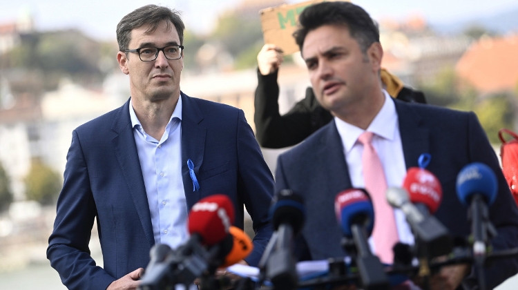 Hungarian Opposition Collects 170,000 Signatures for Referendum on Fudan, Jobseeker's Allowance