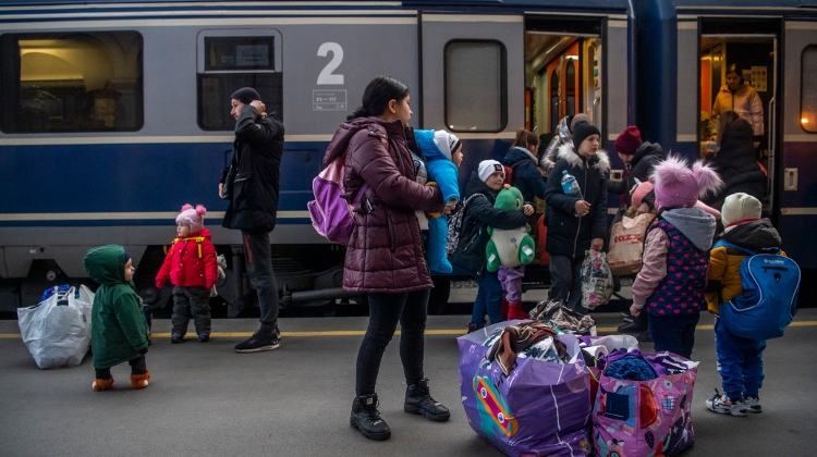 Budapest Received 3,329 Refugees on Wednesday & Offers Free Train Seats