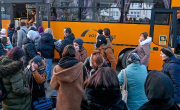 Hungarian Opinion: Tens of Thousands Flee Ukraine