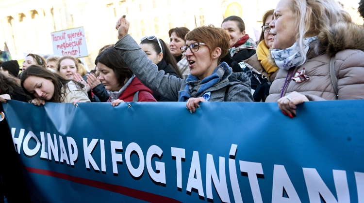 Watch: Teachers Hold Demonstration in Budapest