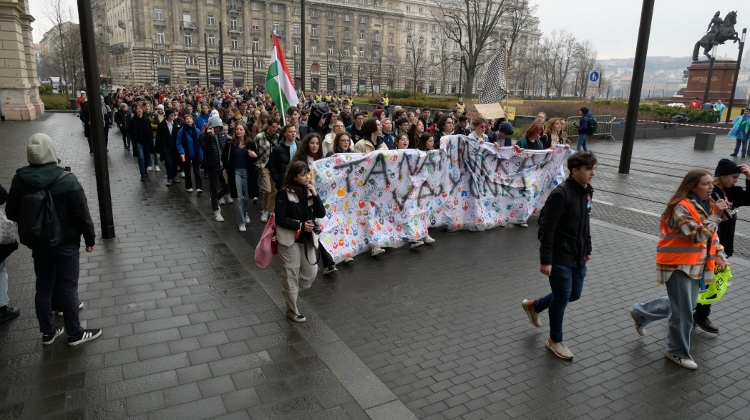 Hungarian Opinion: Teachers Start Indefinite Strike