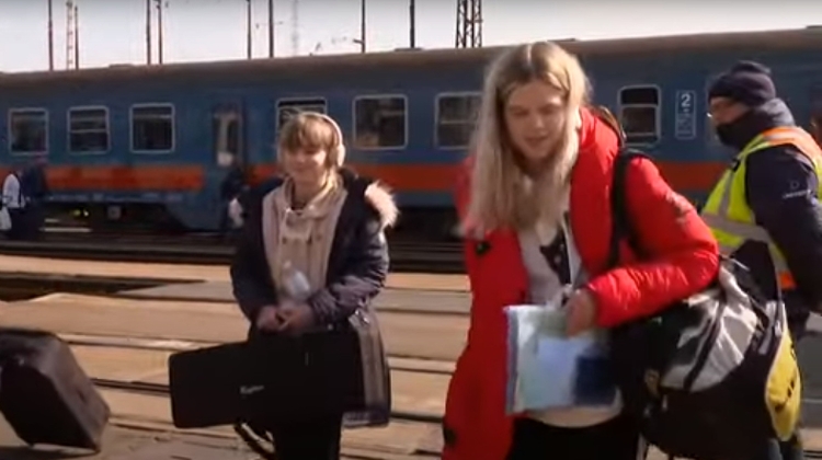 Watch: Young Ukrainian Musicians Find Safety in Hungary