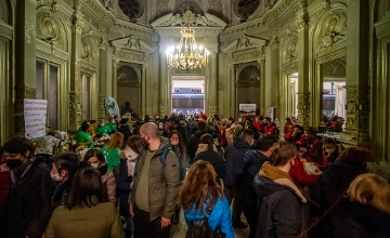 Budapest Aiding Refugees With Free Travel, Information Centre