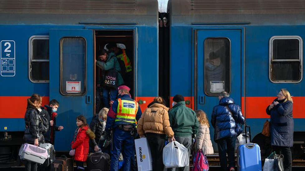 Some 10,000 Refugees Arrived from Ukraine to Hungary on Monday, Says Police
