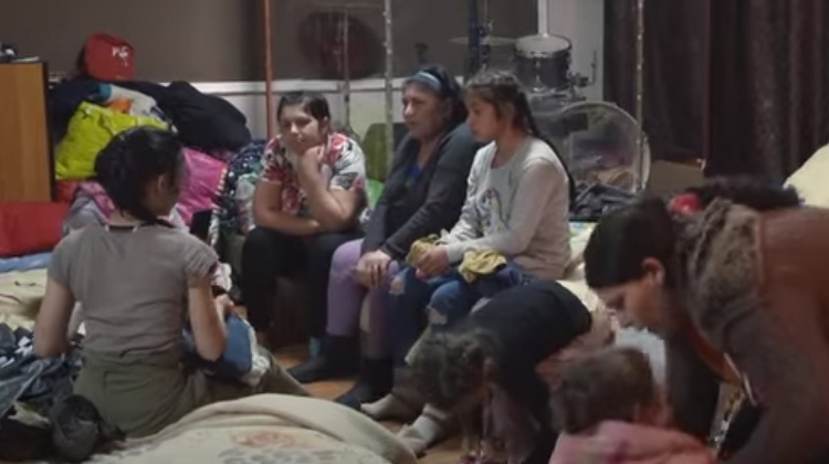 Watch: Hungarian Pastor Opens Church Room for Roma Refugees