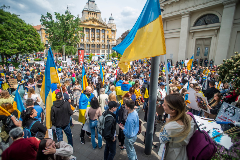 Pro-Ukraine Demonstration Gets Higher Turnout Than Pro-Russian One