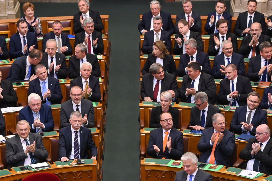 Hungarian Opinion: Parliament Begins 4-Year Term
