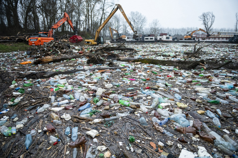 Tisza River Plastic Waste Problem Discussed with Former President Áder