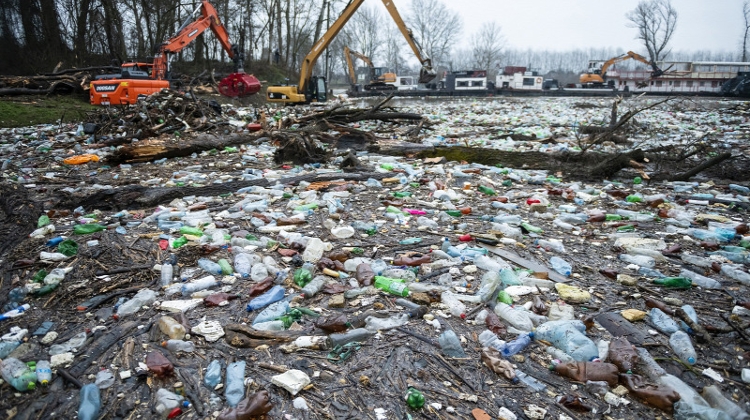 Tisza River Plastic Waste Problem Discussed with Former President Áder