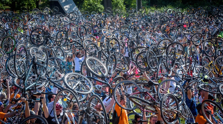 Watch: “I Bike Budapest” 10,000+ Riders Out to Make Capital Better for Cycling