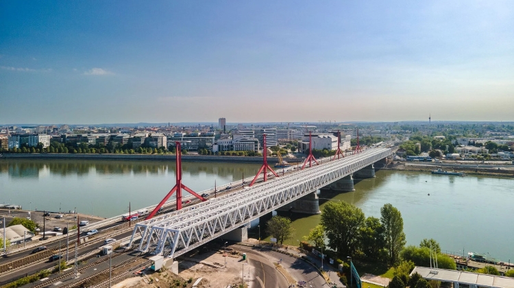 "Important" Rail Bridge in Budapest Revamped