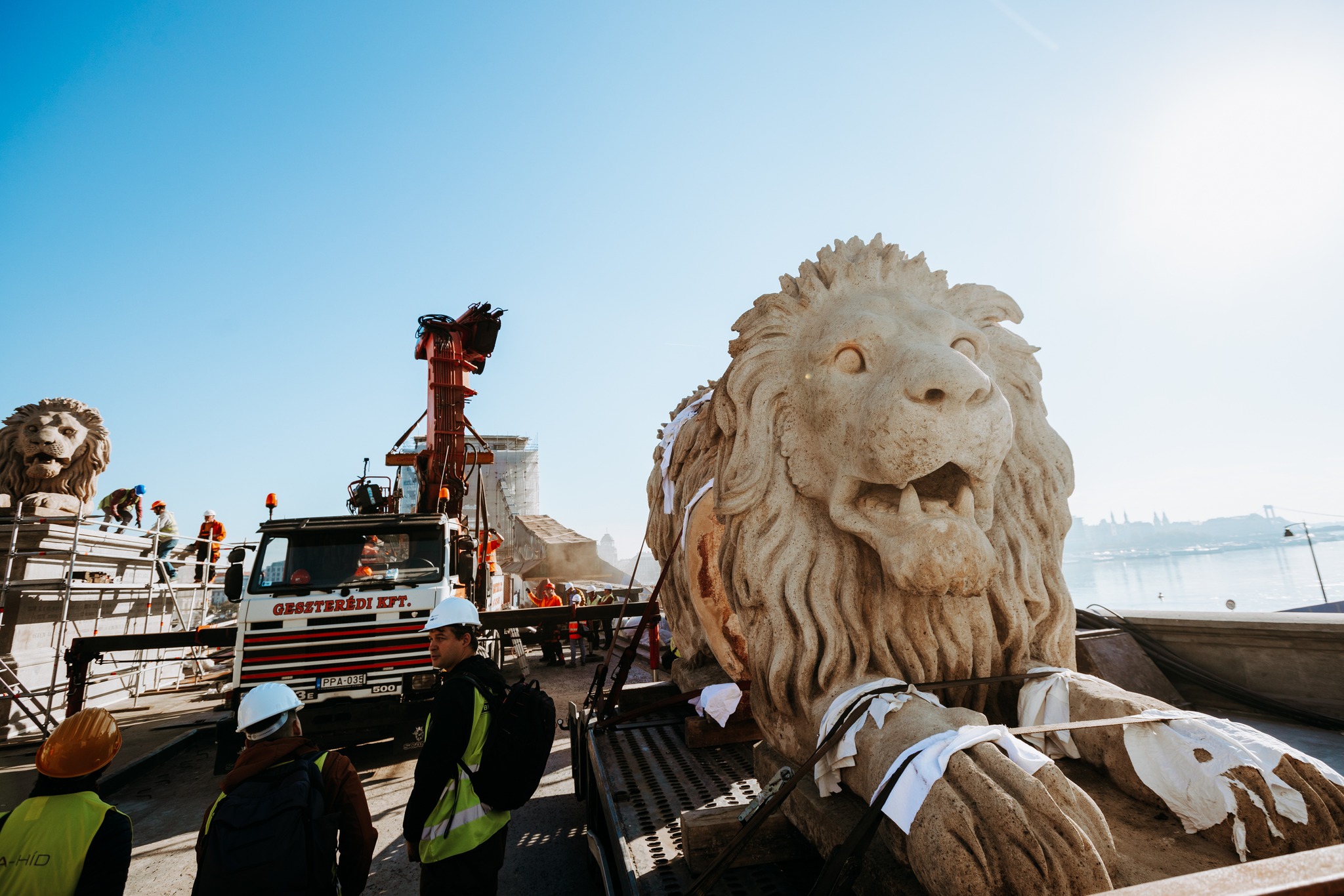 Photos: Iconic Stone Lions Restored to Budapest Chain Bridge
