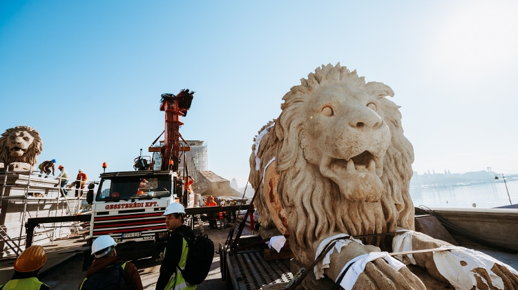Photos: Iconic Stone Lions Restored to Budapest Chain Bridge