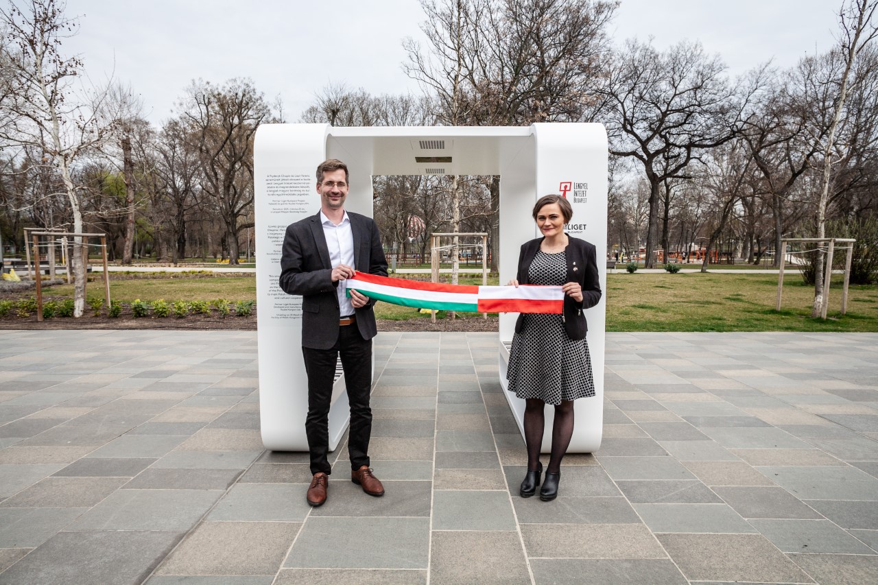 New 'Musical Bench' In Budapest City Park Plays Chopin & Liszt