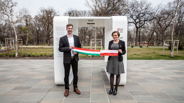 New 'Musical Bench' In Budapest City Park Plays Chopin & Liszt
