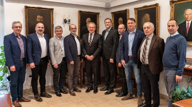 Watch: Billy Graham ‘Shares The Gospel’ With Over 8,000 in Budapest