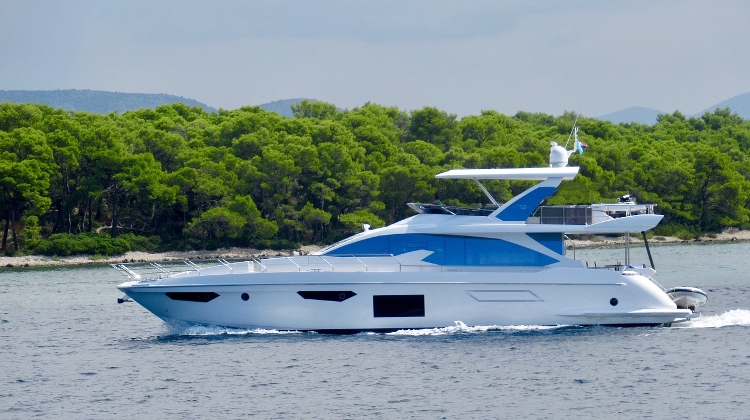 Luxury Yacht Burns Out by 'Sziget Island' in Budapest