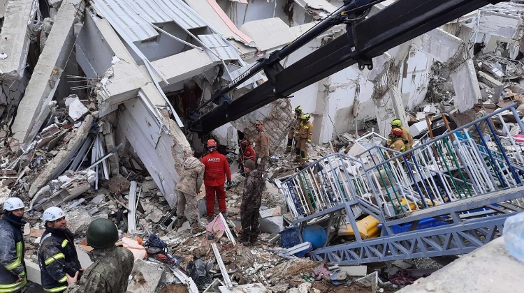 Update: Survivers Pulled from Quake Rubble by Hungarians in Turkey