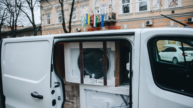 Mayor Karácsony Delivers Washer-Driers to Sister City of Budapest