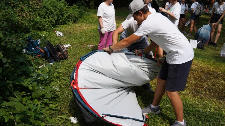 Clear-Up for Needy: Volunteers Fill 38 Vehicles with Camping Equipment Left at Sziget Budapest