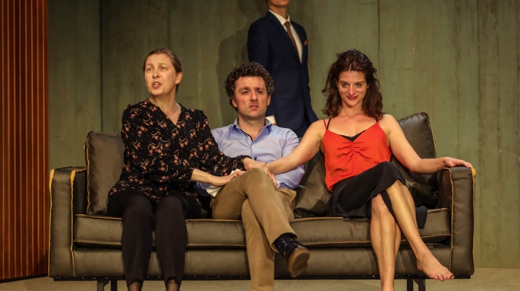 Budapest Theatre Offers Preferential Tickets to DK Party Members