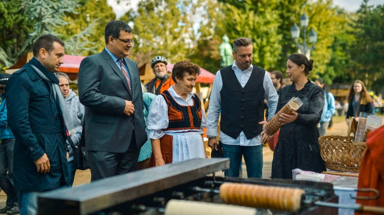 Budapest Zoo Hosts 10th Annual Chimney Cake Festival