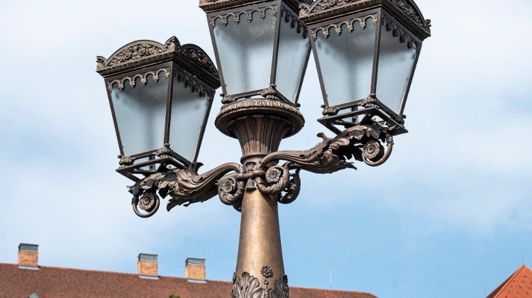 Vandals Smash Expensive Lights on Budapest's Chain Bridge
