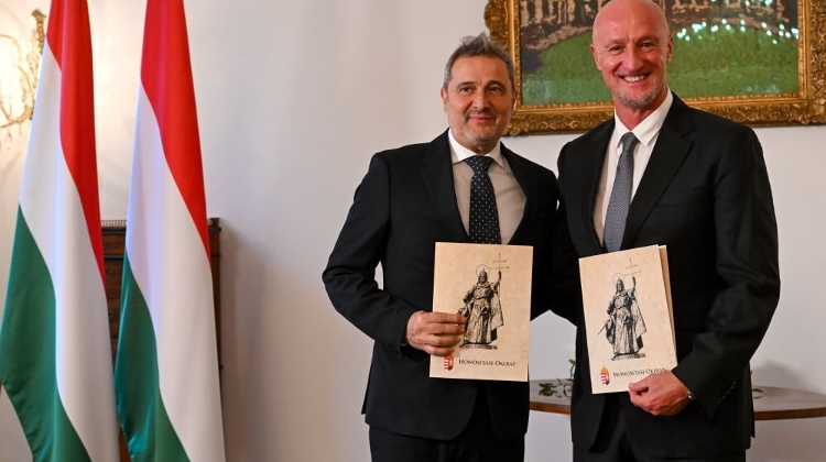 Expat Coach of National Football Team Takes Hungarian Citizenship