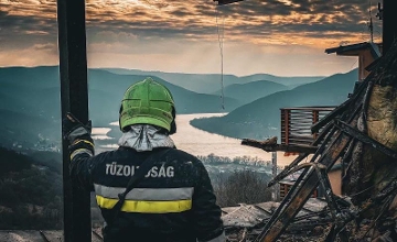 Watch: 230 Evacuated as Fire Destroys Upper Floors of Visegrád Hotel Overlooking Danube Bend