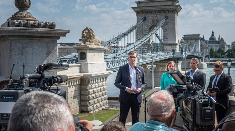 Updated: Fraud Suspected Around Chain Bridge Revamp - Will Budapest Mayor Explain "Where Is All That Money?”