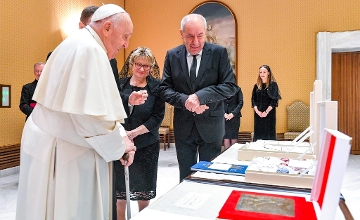 Gifts Exchanged as Hungarian President Sulyok Meets Pope Francis in Vatican