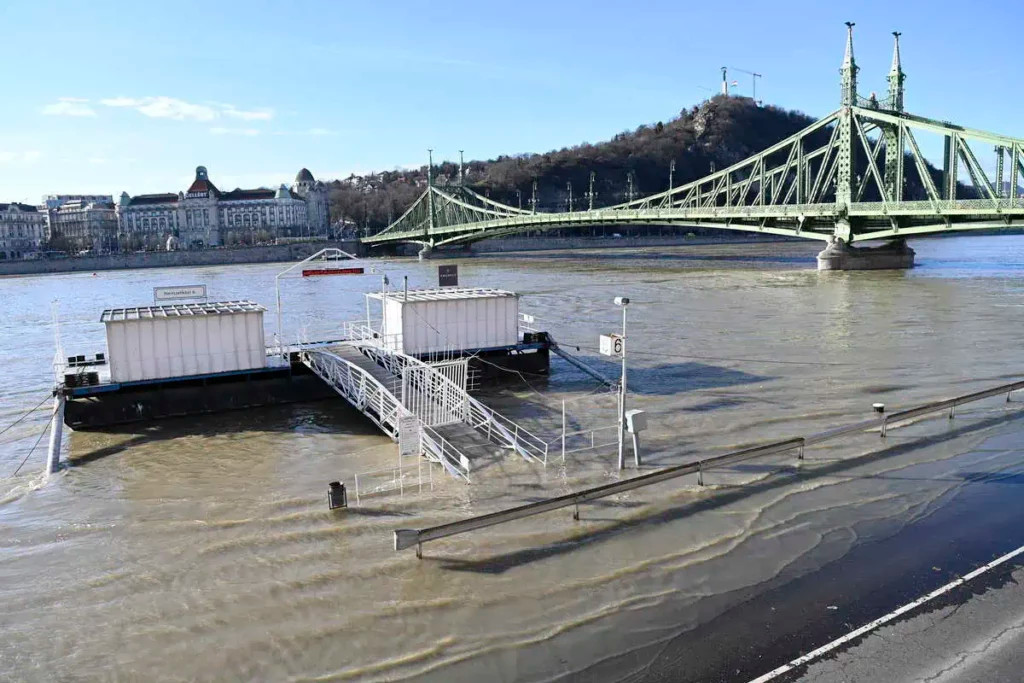 Hungary Floods Update: Budapest Awaits Peak Water Levels, Public Transport Disruptions