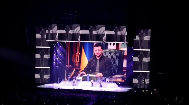 Zelensky Booed at Rod Stewart Concert in Budapest Zelensky Booed at Rod Stewart Concert in Budapest