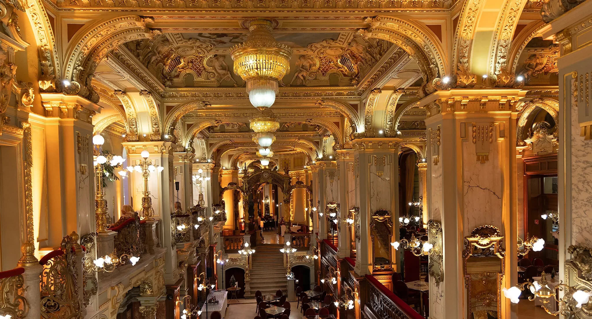 Watch: Iconic New York Café in Budapest to Launch Exclusive Night-Time Opening Hours