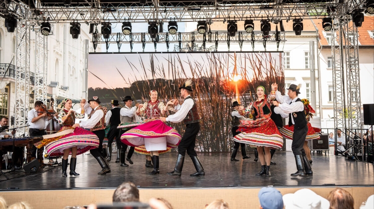 Nógrád Dance Ensemble, Vörösmarty Tér Budapest, 18 August