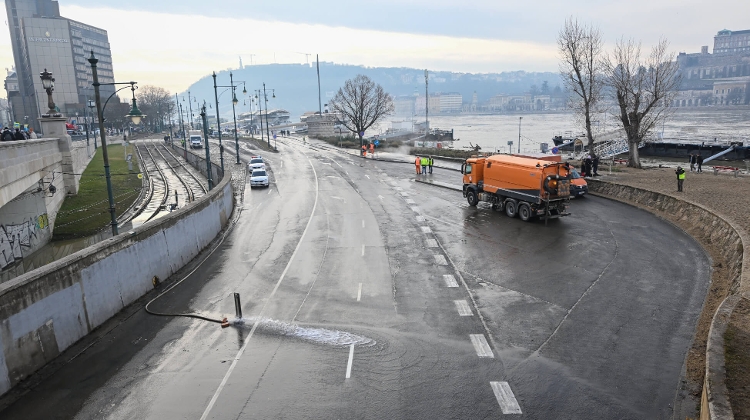 Lower Danube Embankment Road Reopened for Traffic on Sunday After Flood in Budapest