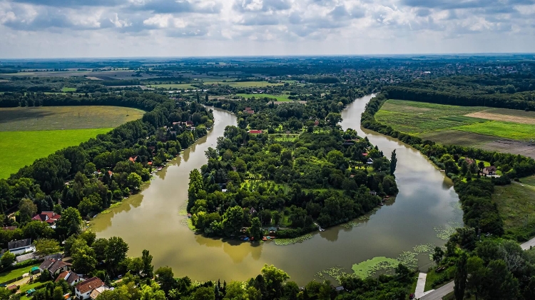 Xploring Hungary Video: The Oxbow Lake of Körös at Szarvas Xploring Hungary Video: The Oxbow Lake of Körös at Szarvas
