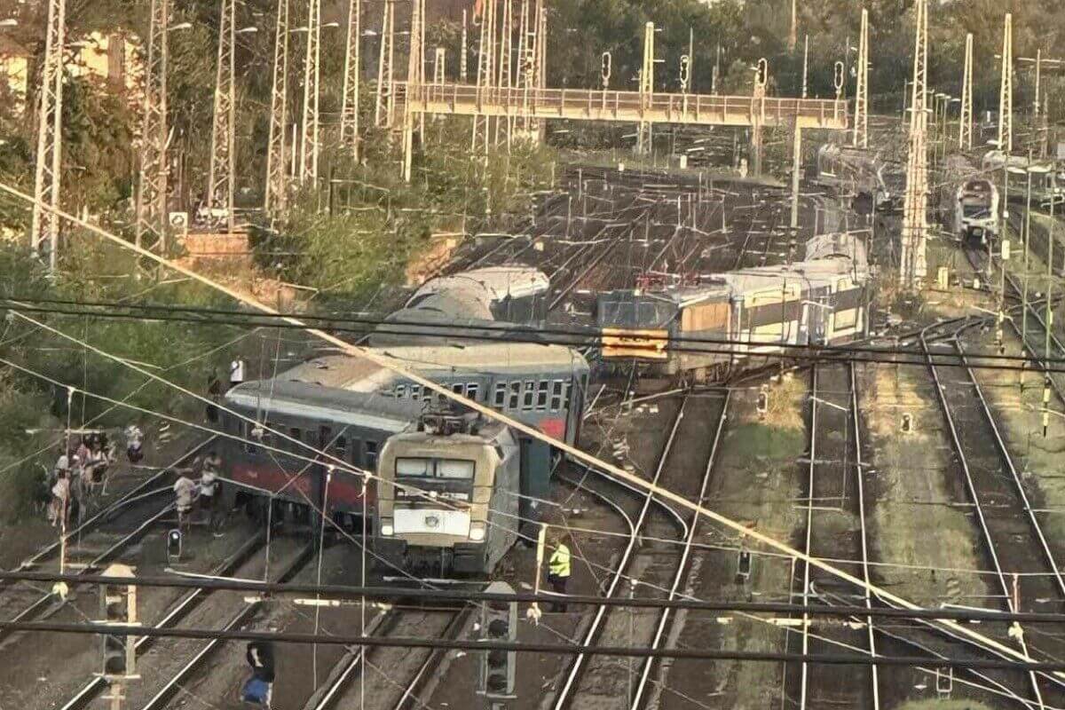 Watch: Intercity Derails at Budapest's Keleti Station