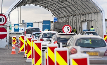 Austrian Border Closures Thwart Commuters & Xmas Shoppers from Hungary