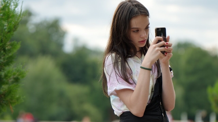 New Law Restricts the Use of Mobile Phones in Hungarian Schools