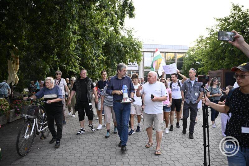 Fresh Protest in Budapest Calls National Consultation on Tisza Tax Plans 'Election Fraud'