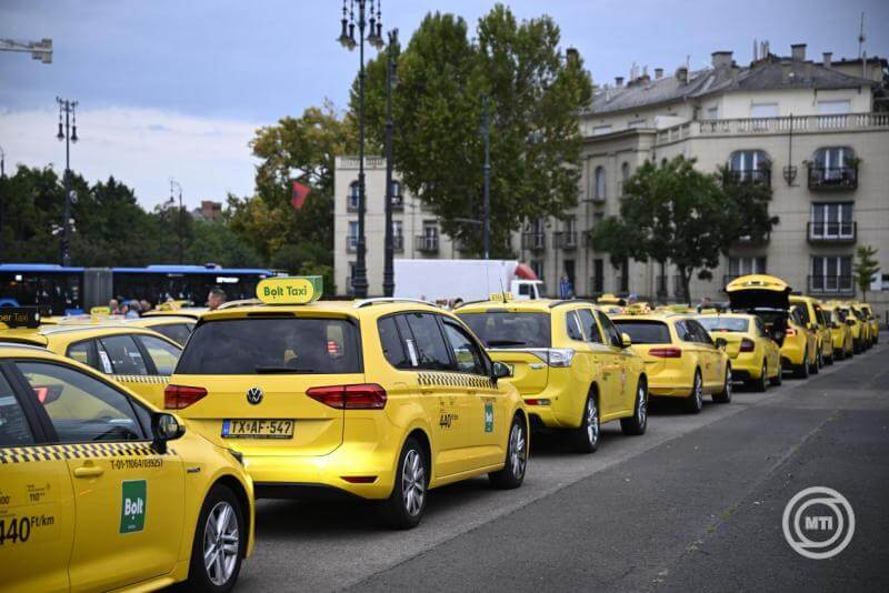 Taxis in Budapest Disrupt Traffic & Hold Protest