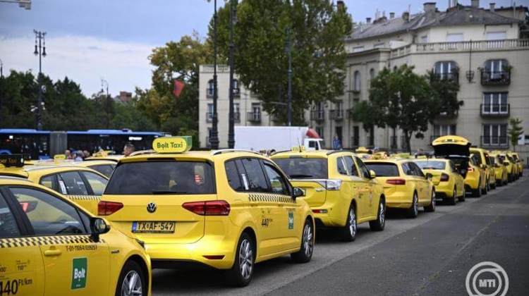 Taxis in Budapest Disrupt Traffic & Hold Protest