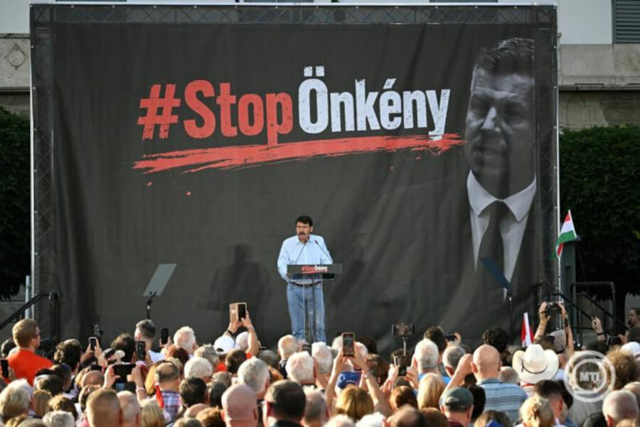 Watch: Thousands Protest at Sándor Palace in Budapest Against President's Removal
