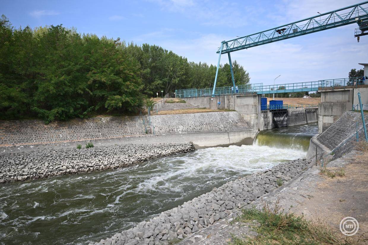 Orbán’s Father Gyozo Offers Help with Paks Nuclear Plant Weir